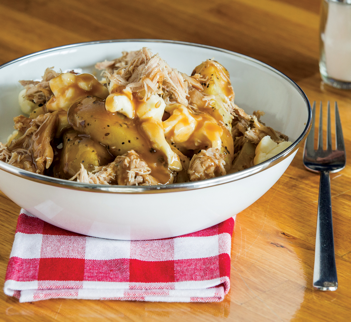 Poutine au porc effiloché et bourbon Le porc du Québec